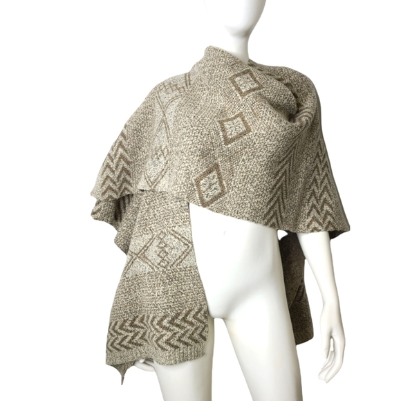 Aztec Pattern Poncho One Size - Picture 9 of 9